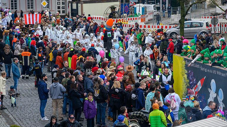 Viele Schaulustige gab es beim Umzug durch Ostheim.