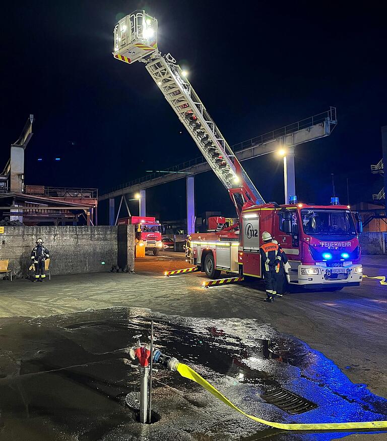 Nicht löschen, nur sichern – der Einsatz bei der Gießerei Düker lief laut Feuerwehr ohne große Löschaktion ab. Nicht löschen, nur sichern – der Einsatz bei der Gießerei Düker lief laut Feuerwehr ohne große Löschaktion ab.