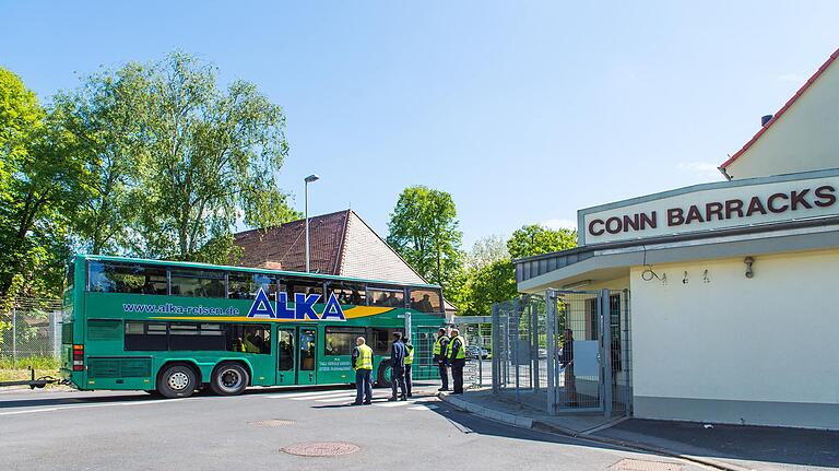 Ankunft: Die ersten 25 Bewohner fahren durchs Tor der neuen Ankereinrichtung in den umgebauten Conn Barracks.