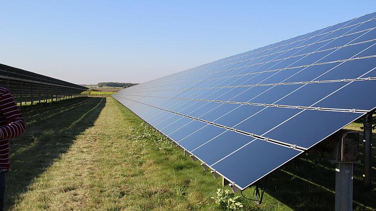 Zwei solcher Freiflächen-Photovoltaikanlagen wie auf diesem Symbolfoto aus Kolitzheim sind den Holzhäusern zu viel in ihrer Gemarkung.