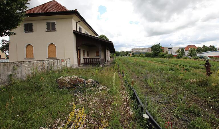 Auf dem ehemaligen Bahnhofsgelände im Kitzinger Stadtteil Etwashausen soll Neues entstehen. Erst plante Immobilienunternehmer Wolfgang Rosentritt dort ein Einkaufszentrum; jetzt will er Wohnungen bauen lassen.