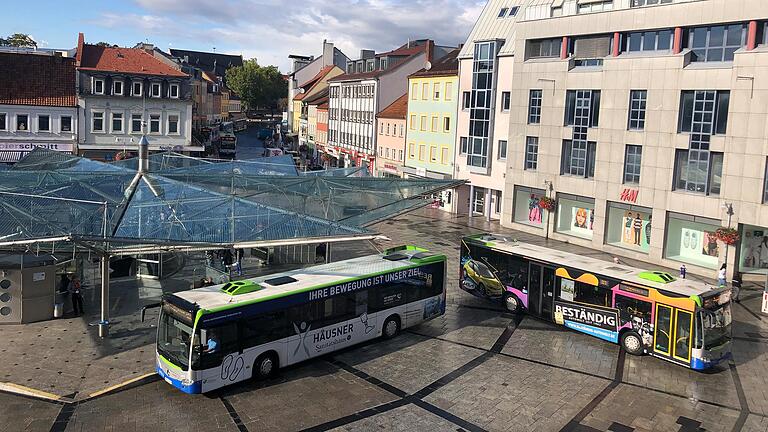 Der Busbahnhof am Roßmarkt ist die Drehscheibe für den Busverkehr in Schweinfurt. Bislang brauchen viele Pendler, die mit dem Bus aus einer 'Nicht-Stadtbus-Gemeinde' nach Schweinfurt gekommen sind, für den Stadtbus ein weiteres Ticket, um an ihr eigentliches Ziel zu kommen.