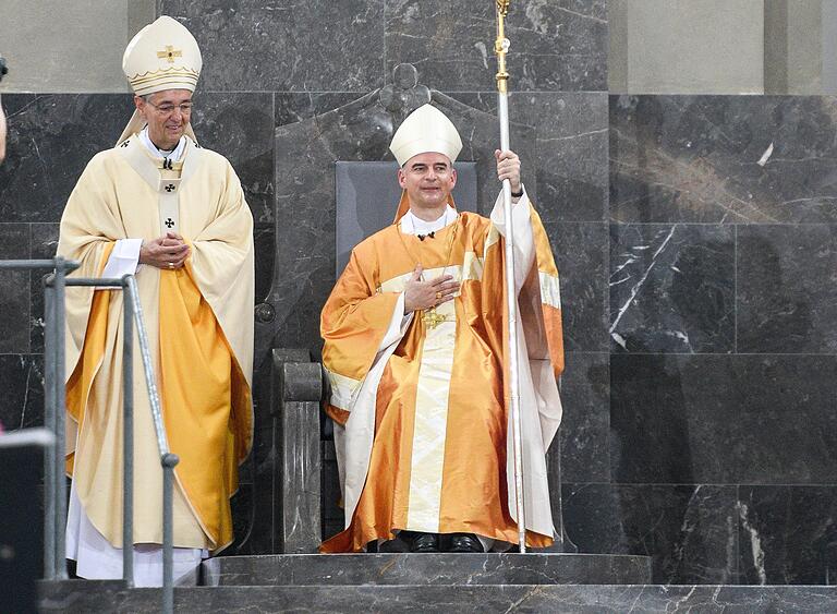 Nach seiner Weihe zum Bischof von Würzburg am 10. Juni 2018 setzte sich Franz Jung auf die Kathedra im Dom als Symbol der 'Inbesitznahme' des Bistums. Neben ihm Ludwig Schick, der jetzt von seinem Amt entpflichtete Bamberger Erzbischof. Nach seiner Weihe zum Bischof von Würzburg am 10. Juni 2018 setzte sich Franz Jung auf die Kathedra im Dom als Symbol der 'Inbesitznahme' des Bistums. Neben ihm Ludwig Schick, der jetzt von seinem Amt entpflichtete Bamberger Erzbischof.