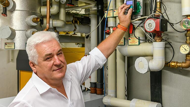 Heizungsbauer Werner Rath in seinem Kraftwerk in Rieden (Lkr. Würzburg), mit dem er sein eigenes Haus und weitere Haushalte in der Nachbarschaft mit Wärme versorgt.