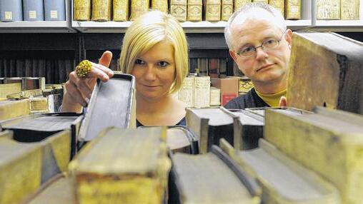 Wertvoll, deshalb weggestellt: Die Universitätsbibliothekare Kerstin Dößel und Wolfgang Sämmer zwischen den Regalen mit den besonders schützenswerten Büchern.