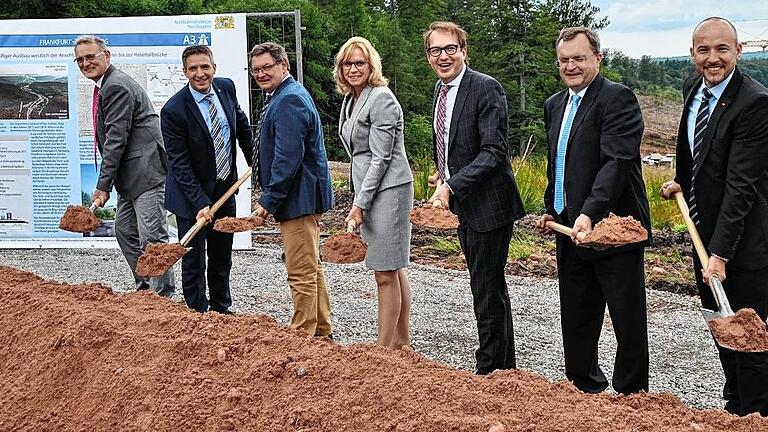 Spatenstich zum Ausbau der A3 von Rohrbrunn bis zur Mainbrücke Bettingen (von links): MdL Berthold Rüth, MdL Thorsten Schwab, Staatssekretär Gerhard Eck, Bundestagsabgeordnete Andrea Lindholz, Verkehrsminister Alexander Dobrindt, Präsident der Autobahndirektion Nordbayern, Reinhard Pirner, und Bundestagsabgeordneter Alexander Hoffmann.