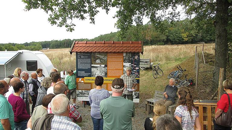 Immer wieder finden Führungen entlang der &bdquo;Strecke 46&rdquo; statt, so wie hier im Bereich des Gemündener Stadtteils Seifriedsburg anlässlich des Tag des offenen Denkmals am 9. September.