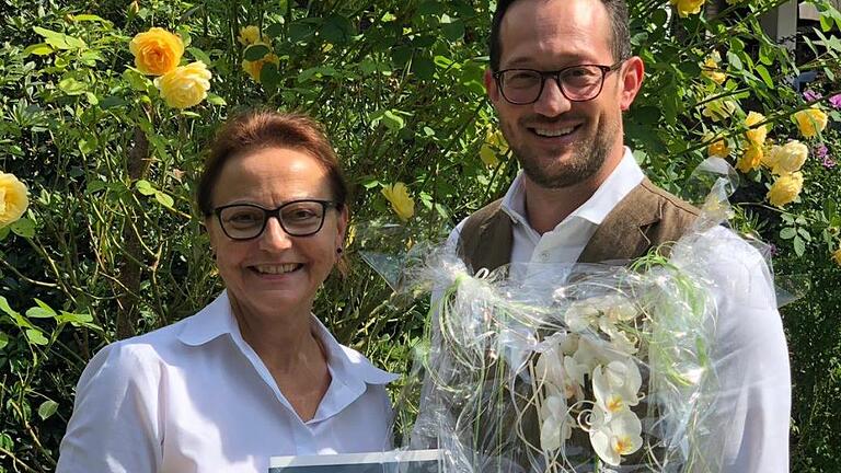 Präsente überreichte Gregor Kunzmann, Eigentümer von Kunzmann's Hotel  Spa (rechts) der Dienstjubilarin und Gabi Kriener. Sie können auf 30 Jahre erfolgreiche Zusammenarbeit zurückblicken. Foto: Carolin Kunzmann       -  Präsente überreichte Gregor Kunzmann, Eigentümer von Kunzmann's Hotel  Spa (rechts) der Dienstjubilarin und Gabi Kriener. Sie können auf 30 Jahre erfolgreiche Zusammenarbeit zurückblicken. Foto: Carolin Kunzmann