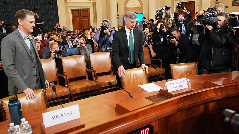 William Taylor (rechts), geschäftsführender US-Botschafter in der Ukraine, und George Kent, Diplomat im US-Außenministerium, kommen zu ihrer Aussage vor dem US-Kongress.