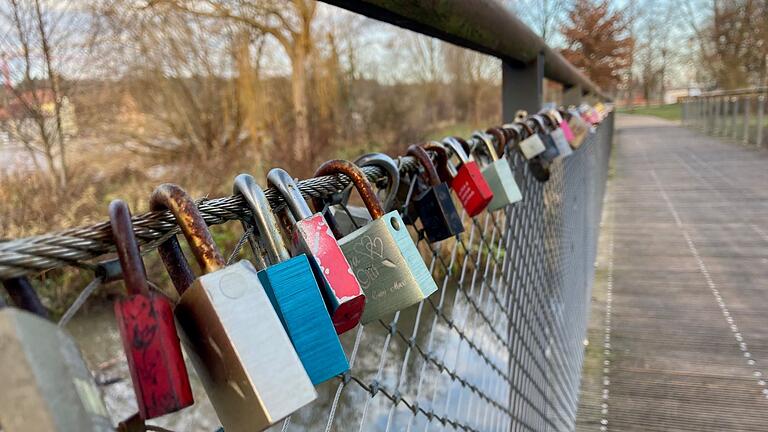 Liebesschlösser, so weit das Auger reicht: Das 'Brückle' am Etwashäuser Freizeitgelände ist bei Verliebten beliebt. Liebesschlösser, so weit das Auger reicht: Das 'Brückle' am Etwashäuser Freizeitgelände ist bei Verliebten beliebt.