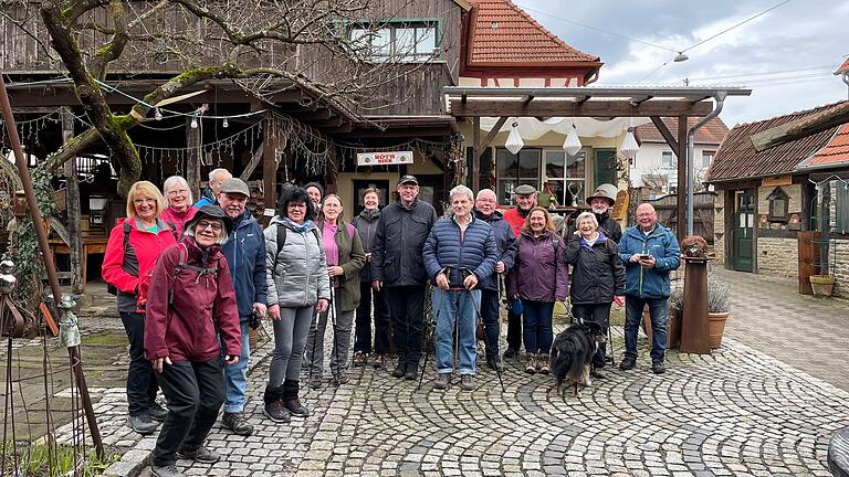 Die Wanderer in Büffels Biergarten.