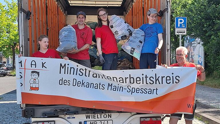 Mehrere Tonnen Altkleider haben Ehrenamtliche vom MAK MSP in Karlstadt und Gemünden auf die Lkws verladen.