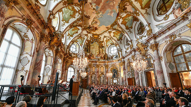 Auftakt des Mozartfest 2019 mit dem Empfang der Stadt Würzburg. Die Bürgermeister der Stadt empfangen ihre Gäste auf dem roten Teppich vor der Residenz.