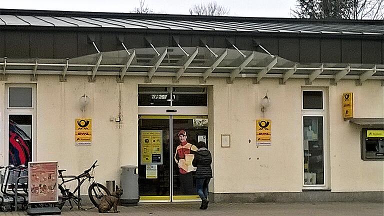 In einer Postfiliale in Bad Königshofen verlor eine Frau die Fassung, weil sie ihr Päckchen nicht ausgehändigt bekam. Eine Mitarbeiterin wurde gar leicht verletzt. In einer Postfiliale in Bad Königshofen verlor eine Frau die Fassung, weil sie ihr Päckchen nicht ausgehändigt bekam. Eine Mitarbeiterin wurde gar leicht verletzt. 