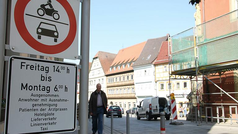 2014 wurden die Schilder montiert, die damals sogar schon ab Freitag die Durchfahrt durch die Ochsenfurter Altstadt untersagt haben.&nbsp;