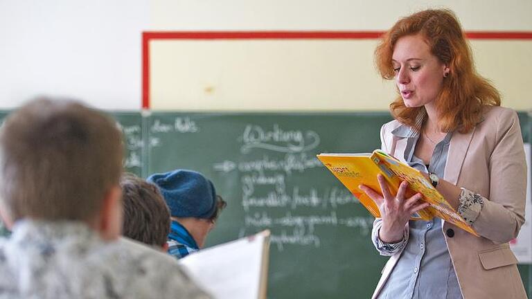 Gute Jobaussichten: Wer auf Lehramt studiert - wie Katharina Lazusch, Referendarin für Deutsch in Berlin - findet nach dem Studium recht problemlos eine Stelle. Foto: Andrea Warnecke       -  Wer auf Lehramt studiert, hat gute Berufsaussichten.