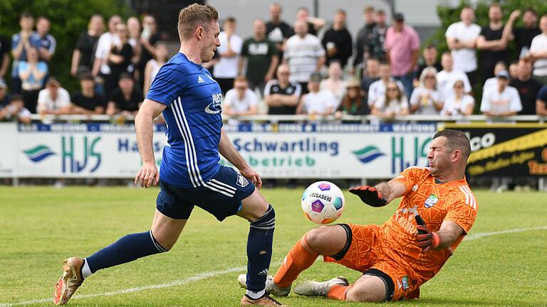 Starke Parade: Nicht nur in dieser Szene gegen Gochsheims Yannick Sprenger war der Oberschwarzacher Torhüter Jozsef Kiss ein Rückhalt seiner Mannschaft.