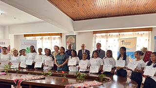 Bäckereinsatz auf Madagaskar: Zwei Wochen verbrachte die Stadtlauringer Bäckerin Sarah Braun in der madagassischen Hauptstadt Antananarivo und zeigte dort jungen Frauen, wie Brot, Brötchen, Brezeln, Kekse und Kuchen gebacken werden. Am Ende des Kurses erhielten alle bei einer Festveranstaltung im Ministerium ein Zertifikat, mit dem sie sich selbstständig machen können oder leichter eine Festanstellung finden.