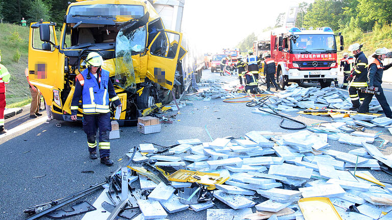 Sattelzug fährt auf Stauende: Betonplatten blockieren A 3       -  Bei einem Lkw-Unfall auf der A 3 zwischen den Anschlussstellen Kist und Würzburg-Heidingsfeld verteilten sich rund 24 Tonnen Betonplatten über die Autobahn.