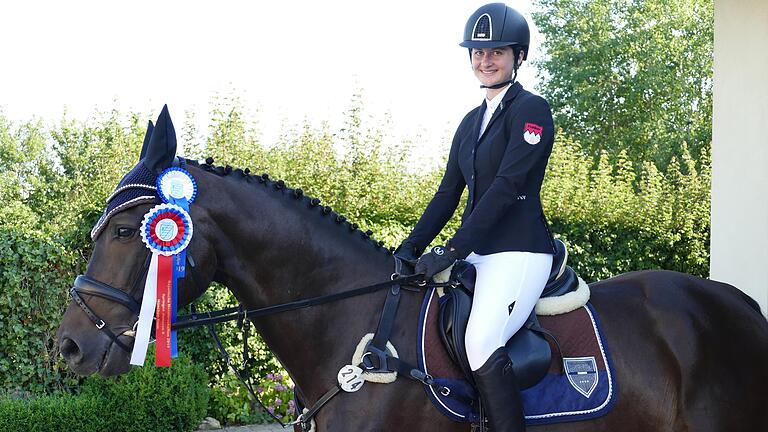 Das 16-jährige Springreitertalent Michelle Brendler mit ihrem Wallach &quot;Diacor&quot;.