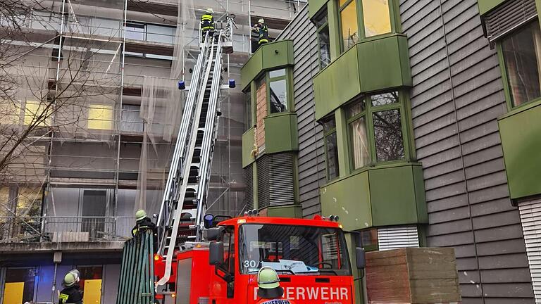 Großeinsatz beim Klinikbrand in Kitzingen: Eine Dehnungsfuge zwischen zwei Gebäudeteilen hatte sich bei Schweißarbeiten entzündet. Die Feuerwehr Kitzingen löschte den Brand.