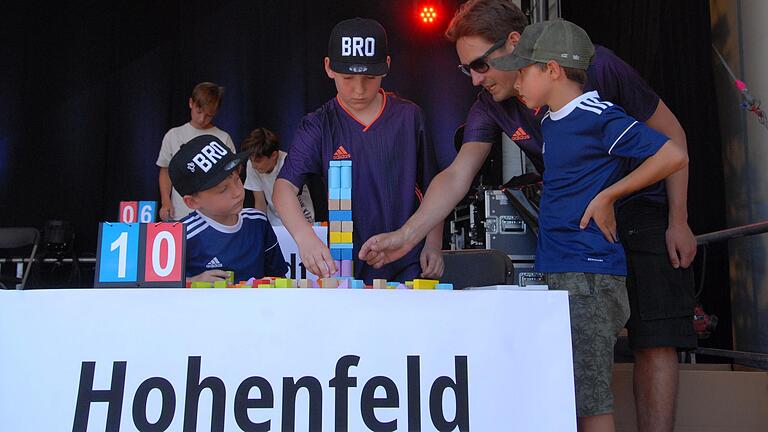 Die Kinder der Stadtteil-Teams hatten die Aufgaben des Turmbaus mit Bausteinen zu lösen. Die Kinder der Stadtteil-Teams hatten die Aufgaben des Turmbaus mit Bausteinen zu lösen.