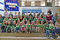 Die beiden Eingangsklassen der Turmbergschule freuten sich über die praktische Lunchbox, die Bürgermeister&nbsp; Lukas Braun (rechts hinten), Fachbereichsleiterin Sabine Baumeister und stellvertretende Sachgebietsleiterin Melanie Hofmann (rechts) zum Schuljahresbeginn überreichten. Auch die Leiterin der Turmbergschule Katharina Ott (links oben) und die Klassenlehrerinnen Sibylle Fischer (links) und Anja Muthig (rechts) waren vom Besuch des Bürgermeisters sehr erfreut.