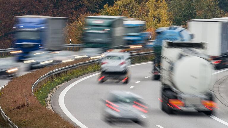 Ein Lkw fuhr immer wieder zwischen den Anschlussstellen Helmstadt und Wertheim auf der A3 auf und ab (Symbolfoto).