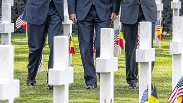 Auf dem Soldatenfriedhof in Waregem: US-Präsident Barack Obama, Belgiens König Philippe und der belgische Premierminister Elio Di Rupo (von links).