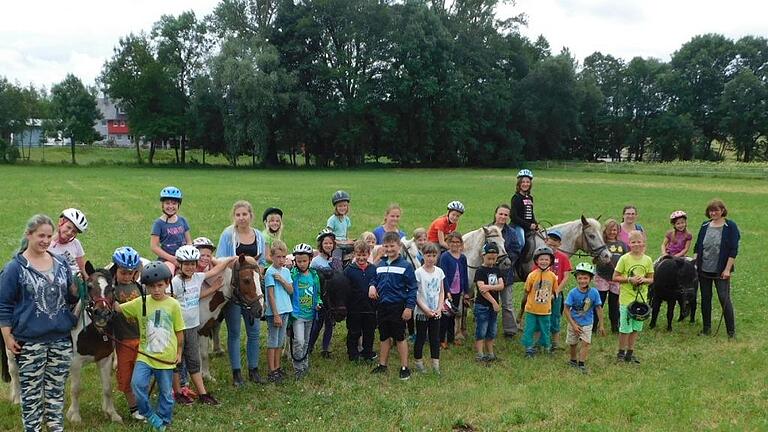 Hatten viel Spaß auf dem Tierschutzhof in Großeibstadt: die Schülerinnen und Schüler aus Bedheim.