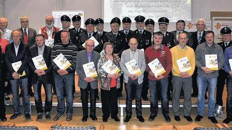 Ein Teil der Personen, die die Bayerische Ehrenamtskarte in Gold erhalten haben, wurden außerdem mit einer Dankurkunde des Landkreises geehrt. Unser Bild zeigt die Geehrten aus Knetzgau, Wonfurt, Rauhenebrach, Untermerzbach und Zeil sowie Landrat Rudolf Handwerker (links) und Monika Strätz-Stopfer, Leiterin des Koordinierungszentrums Bürgerschaftliches Engagement am Landratsamt (dahinter). Ein Teil der Personen, die die Bayerische Ehrenamtskarte in Gold erhalten haben, wurden außerdem mit einer Dankurkunde des Landkreises geehrt. Unser Bild zeigt die Geehrten aus Knetzgau, Wonfurt, Rauhenebrach, Untermerzbach und Zeil sowie Landrat Rudolf Handwerker (links) und Monika Strätz-Stopfer, Leiterin des Koordinierungszentrums Bürgerschaftliches Engagement am Landratsamt (dahinter).