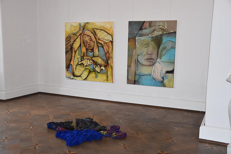 Zwei Gemälde der Künstlerin Lisa Wölfel. Davor die Installation „4 Felsen“ von Minor Alexander. Zwei Gemälde der Künstlerin Lisa Wölfel. Davor die Installation „4 Felsen“ von Minor Alexander.