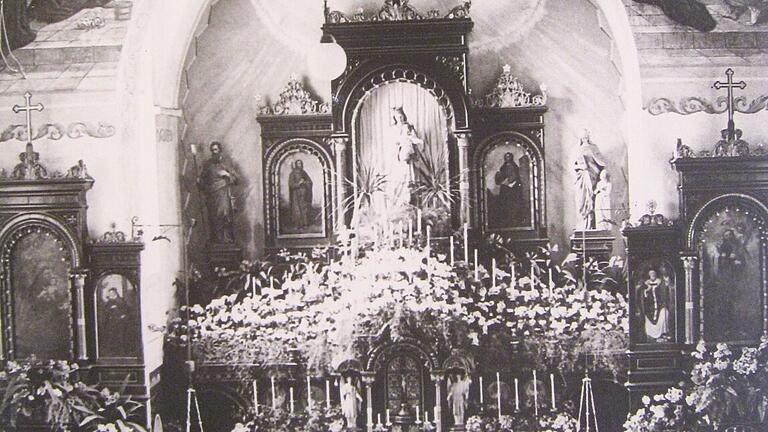 Barock-überladen war der Altarraum den Kirchgängern bis 1960 vertraut. Barock-überladen war der Altarraum den Kirchgängern bis 1960 vertraut.