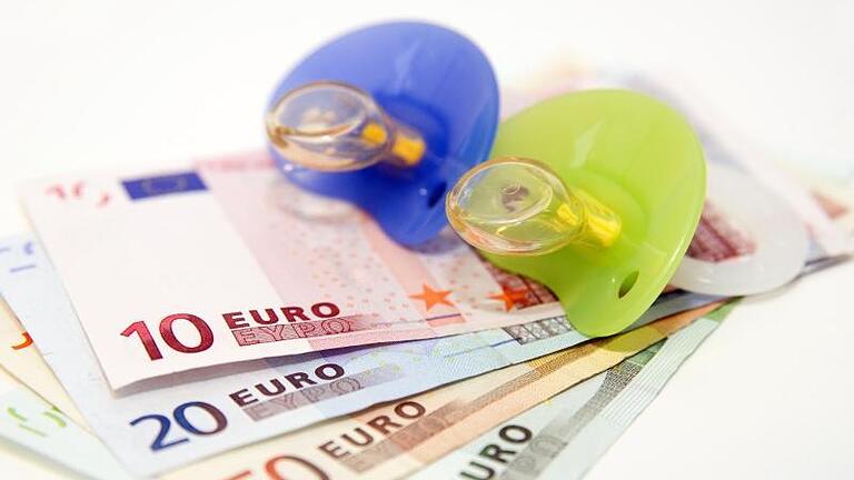 Unterstützende Hilfe: Kindergeld ist eine Leistung, die auch EU-Ausländern in Deutschland zusteht. Foto: Mascha Brichta/dpa-tmn - Das Kindergeld soll 2025 durch die sogenannte Kindergrundsicherung ersetzt werden. Unterstützende Hilfe: Kindergeld ist eine Leistung, die auch EU-Ausländern in Deutschland zusteht. Foto: Mascha Brichta/dpa-tmn - Das Kindergeld soll 2025 durch die sogenannte Kindergrundsicherung ersetzt werden.
