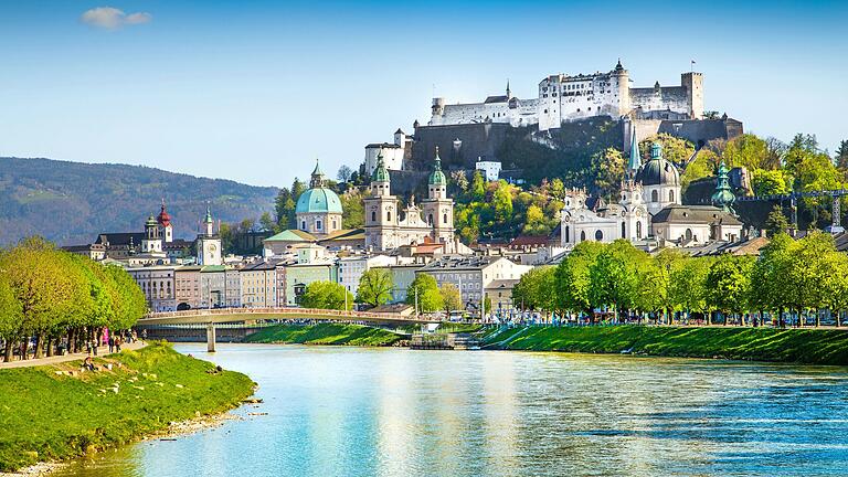 In der romantischen Mozartstadt Salzburg lohnt sich vor allem ein Ausflug auf die Festung Hohensalzburg, von der man aus einen schönen Blick auf die Stadt hat. In der romantischen Mozartstadt Salzburg lohnt sich vor allem ein Ausflug auf die Festung Hohensalzburg, von der man aus einen schönen Blick auf die Stadt hat. 