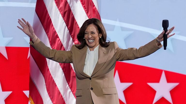 Wahlkampf in den USA - Parteitag der Demokraten in Chicago       -  Kamala Harris sorgt beim Parteitag der Demokraten für einen Überraschungsmoment.
