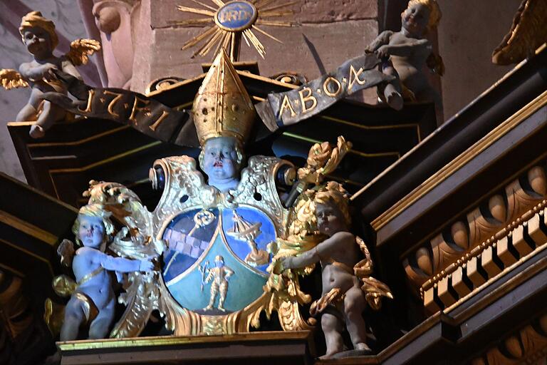 Das Wappen des Abtes Joseph Hartmann ziert nicht nur die Seitenaltäre im Chor von Kloster Bronnbach. Das Wappen des Abtes Joseph Hartmann ziert nicht nur die Seitenaltäre im Chor von Kloster Bronnbach.