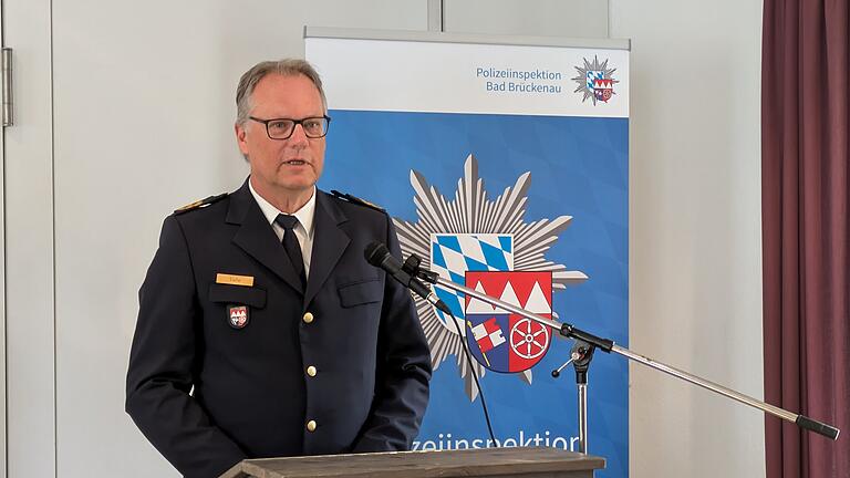 Detlev Tolle, der Präsidenten des Polizeipräsidiums Unterfranken, würdigte die Arbeit der bisherigen Dienststellenleiterin Corinna Kamerlog und stellte den neuen Dienststellenleiter Stefan Preisendörfer vor. - Detlev Tolle, der Präsidenten des Polizeipräsidiums Unterfranken, würdigte die Arbeit der bisherigen Dienststellenleiterin Corinna Kamerlog und stellte den neuen Dienststellenleiter Stefan Preisendörfer vor. Detlev Tolle, der Präsidenten des Polizeipräsidiums Unterfranken, würdigte die Arbeit der bisherigen Dienststellenleiterin Corinna Kamerlog und stellte den neuen Dienststellenleiter Stefan Preisendörfer vor. - Detlev Tolle, der Präsidenten des Polizeipräsidiums Unterfranken, würdigte die Arbeit der bisherigen Dienststellenleiterin Corinna Kamerlog und stellte den neuen Dienststellenleiter Stefan Preisendörfer vor.