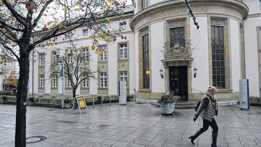 Kurhausbad (im Bild) länger offen, Kurhaushotel länger zu? In Bad Kissingen schwindet das Vertrauen in eine baldige Lösung für das ehemalige Steigenberger-Areal. Kurhausbad (im Bild) länger offen, Kurhaushotel länger zu? In Bad Kissingen schwindet das Vertrauen in eine baldige Lösung für das ehemalige Steigenberger-Areal.