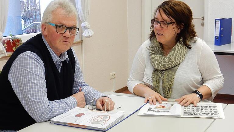 Helmut Endreß und Gabi Siegmund leiten den Suchdienst und das Kreisauskunftsbüro.