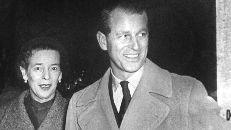 Ein oft gesehener Gast in Deutschland: Prinz Philip, Ehemann der britischen Königin, hier zusammen mit seiner Schwester Markgräfin Theodora von Baden bei einem Besuch auf Schloss Salem Anfang der 1960er Jahre. Ein oft gesehener Gast in Deutschland: Prinz Philip, Ehemann der britischen Königin, hier zusammen mit seiner Schwester Markgräfin Theodora von Baden bei einem Besuch auf Schloss Salem Anfang der 1960er Jahre. 