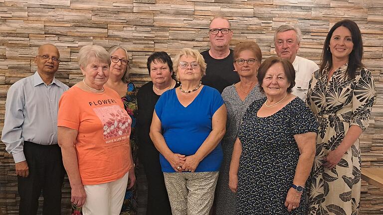 Auf dem Foto hinten: Pfarrer Benjamin Pereira, Doris Rauch 15 Jahre, Karin Mauer 100. Mitglied, Peter Brüger zehn Jahre, Helmut Luff Vors.; Reihe vorne: Gertraud Wasser zehn Jahre, Monika Kleinhenz 15 Jahre, Karin Habenstein 15 Jahre, Inge Neugebauer zehn Jahre Schriftführerin, Anna Ortmann VdK-Kreisverband.