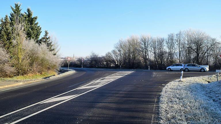 Die Kreuzung der KT 12 und der St 2420 bei Rödelsee soll gegen einen Kreisverkehr ersetzt und an das neue Baugebiet angeschlossen werden. Die Kreuzung der KT 12 und der St 2420 bei Rödelsee soll gegen einen Kreisverkehr ersetzt und an das neue Baugebiet angeschlossen werden.