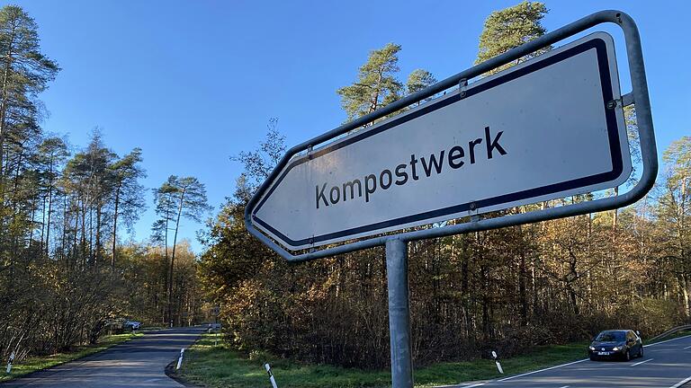 An der Straße von Großlangheim in Richtung Hörblach befindet sich die Zufahrt zum Kompostwerk. An der Straße von Großlangheim in Richtung Hörblach befindet sich die Zufahrt zum Kompostwerk.