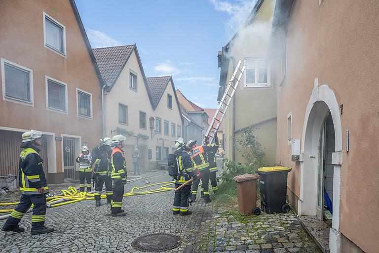 Herausforderung für die Feuerwehren: Im engen Altort von Frickenhausen mussten sie ein Ausbreiten des Feuers auf Nachbarhäuser verhindern. Herausforderung für die Feuerwehren: Im engen Altort von Frickenhausen mussten sie ein Ausbreiten des Feuers auf Nachbarhäuser verhindern. 