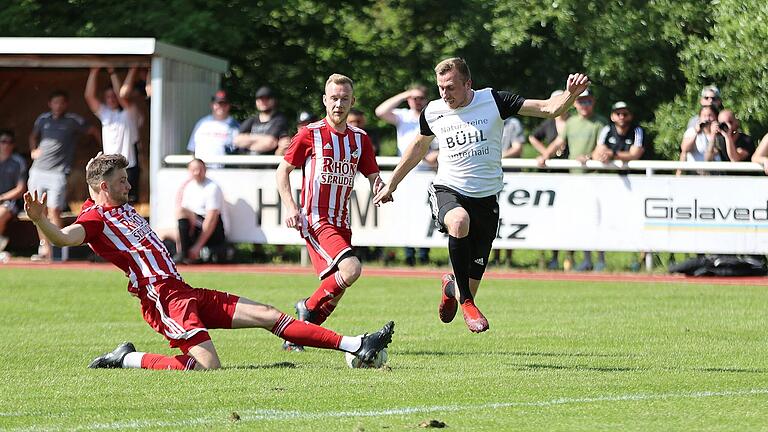 Traf 36 Mal für die Meistermannschaft der SG Eltmann und war damit so häufig erfolgreich wie niemand sonst in der Kreisliga Schweinfurt 2: Marc Fischer (rechts, gegen den Hermannsberger Moritz Kundmüller) Traf 36 Mal für die Meistermannschaft der SG Eltmann und war damit so häufig erfolgreich wie niemand sonst in der Kreisliga Schweinfurt 2: Marc Fischer (rechts, gegen den Hermannsberger Moritz Kundmüller)