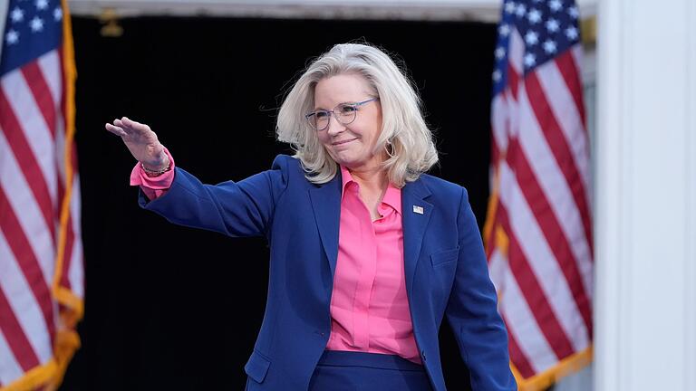 Justiz in Arizona untersucht Trump-Aussage über Liz Cheney       -  Liz Cheney stärkt der Demokratin Harris im Wahlkampf den Rücken. (Archivbild)