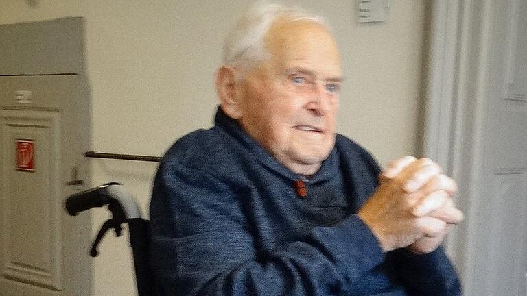 Glückwunsch, Heinrich Baum! - Heinrich Baum, ehemaliges Vorstandsmitglied des VdK-Ortsverbandes Kitzingen, feierte seinen 90. Geburtstag. Zu den Gratulanten gehörte auch der VdK. Der alteingesessene Kitzinger, von Beruf Werkzeugmacher, trat 1991 dem VdK bei. Im Jahr 2016 wurde er für 25-jährige Mitgliedschaft geehrt. Der „Brauns Heiner“, wie ihn seine Freunde und Bekannten nennen, war von 1994 bis 2006 Beisitzer im Ortsverband,von 1994 bis 2002 auch im VdK-Kreisverband Kitzingen. 14 Jahre war er als eifriger Sammler der landesweiten Sammlung „Helft Wunden heilen“ in Kitzingen unterwegs. Sein Rat war unter den Ortsvorsitzenden Heinrich Baumann, Franz Schmid und Hartmut Stiller, stets gefragt. Der Geburtstagsjubilar lebt in geistiger Frische seit September 2017 im Seniorenheim Schloss Ebracher Hof in Mainstockheim. Dort überbrachte Orts- und Kreisvorsitzender Hartmut Stiller mit seinem Team die Glückwünsche des VdK. Glückwunsch, Heinrich Baum! - Heinrich Baum, ehemaliges Vorstandsmitglied des VdK-Ortsverbandes Kitzingen, feierte seinen 90. Geburtstag. Zu den Gratulanten gehörte auch der VdK. Der alteingesessene Kitzinger, von Beruf Werkzeugmacher, trat 1991 dem VdK bei. Im Jahr 2016 wurde er für 25-jährige Mitgliedschaft geehrt. Der „Brauns Heiner“, wie ihn seine Freunde und Bekannten nennen, war von 1994 bis 2006 Beisitzer im Ortsverband,von 1994 bis 2002 auch im VdK-Kreisverband Kitzingen. 14 Jahre war er als eifriger Sammler der landesweiten Sammlung „Helft Wunden heilen“ in Kitzingen unterwegs. Sein Rat war unter den Ortsvorsitzenden Heinrich Baumann, Franz Schmid und Hartmut Stiller, stets gefragt. Der Geburtstagsjubilar lebt in geistiger Frische seit September 2017 im Seniorenheim Schloss Ebracher Hof in Mainstockheim. Dort überbrachte Orts- und Kreisvorsitzender Hartmut Stiller mit seinem Team die Glückwünsche des VdK.