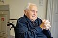 Glückwunsch, Heinrich Baum!       -  Heinrich Baum, ehemaliges Vorstandsmitglied des VdK-Ortsverbandes Kitzingen, feierte seinen 90. Geburtstag. Zu den Gratulanten gehörte auch der VdK.  Der alteingesessene Kitzinger, von Beruf Werkzeugmacher, trat 1991 dem VdK bei. Im Jahr 2016 wurde er für 25-jährige Mitgliedschaft geehrt. Der &bdquo;Brauns Heiner&ldquo;, wie ihn seine Freunde und Bekannten nennen, war von 1994 bis 2006 Beisitzer im Ortsverband,von 1994 bis 2002 auch im VdK-Kreisverband Kitzingen. 14 Jahre war er als eifriger Sammler der landesweiten Sammlung &bdquo;Helft Wunden heilen&ldquo; in Kitzingen unterwegs. Sein Rat war unter den Ortsvorsitzenden Heinrich Baumann, Franz Schmid und Hartmut Stiller, stets gefragt. Der Geburtstagsjubilar lebt in geistiger Frische seit September 2017 im Seniorenheim Schloss Ebracher Hof in Mainstockheim. Dort überbrachte Orts- und Kreisvorsitzender Hartmut Stiller mit seinem Team die Glückwünsche des VdK.