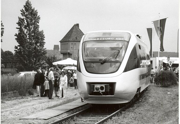 Astheim: Sonderfahrt mit dem Prototyp des damals nagelneuen Talent-Niederflurtriebwagens (1.6.1996). Die seinerzeit angestrebte Reaktivierung der Mainschleifenbahn wurde - wie einige andere Projekte im Bayern – am Aschermittwoch 1998 vom damaligen Verkehrsminister Otto Wiesheu gestoppt.